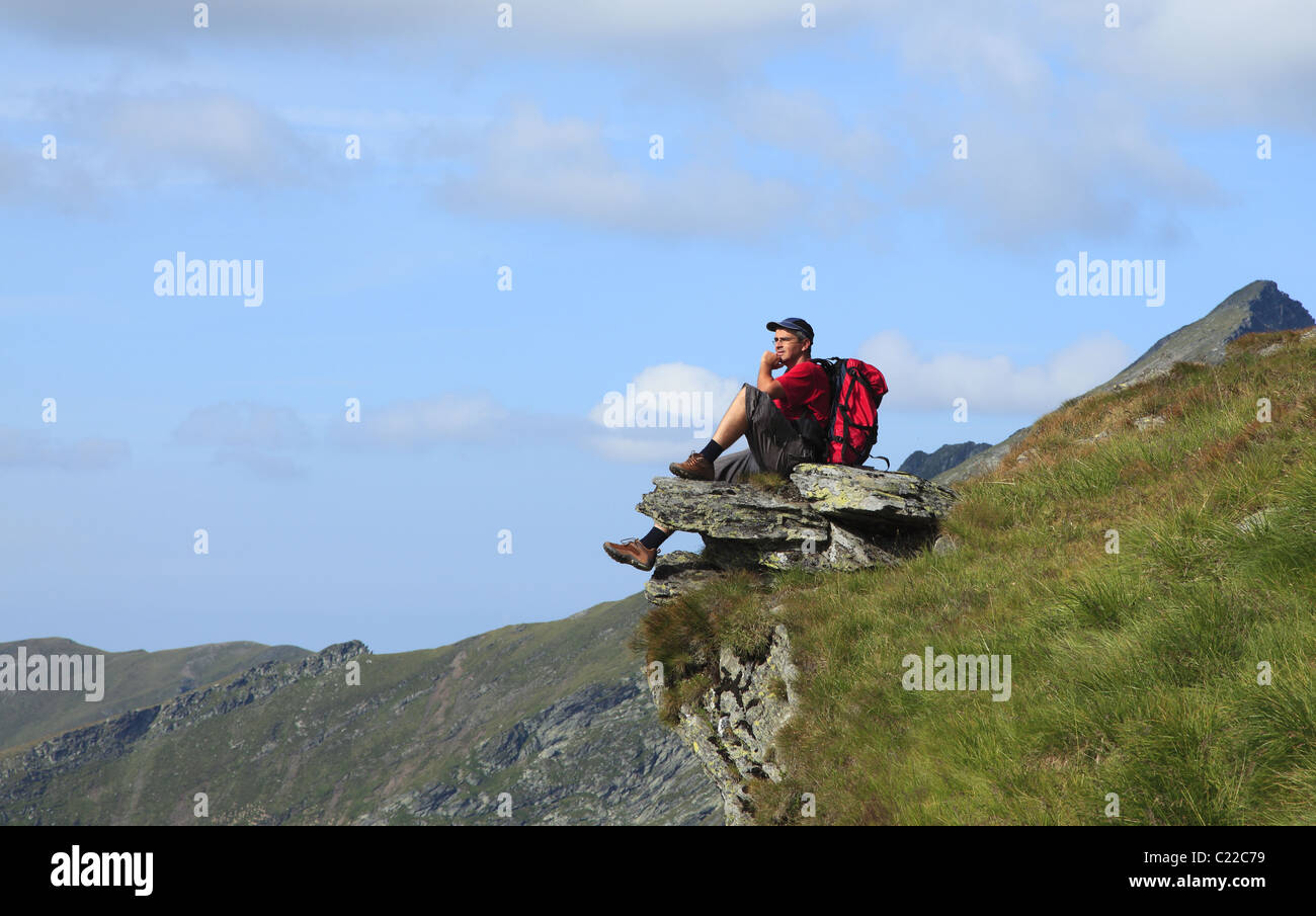 Menschen hinterfragen den Horizont in Bergen. Stockfoto