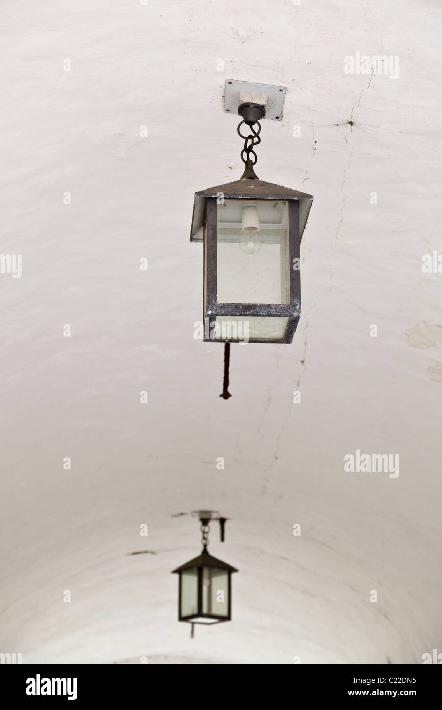Ein altes Gewölbe mit Lampen an der Decke Stockfoto