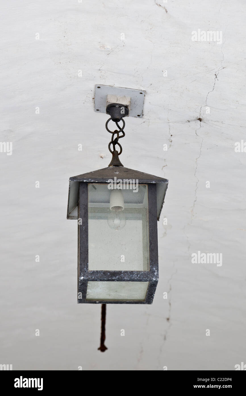 Ein altes Gewölbe mit Lampen an der Decke Stockfoto