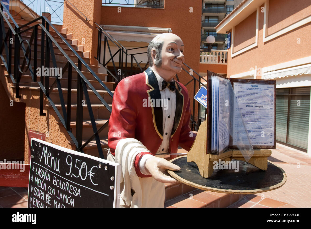 Paper Mache Kellner Statue Marionette Menüpreise. Mallorca-Mallorca-Balearen-Spanien Stockfoto