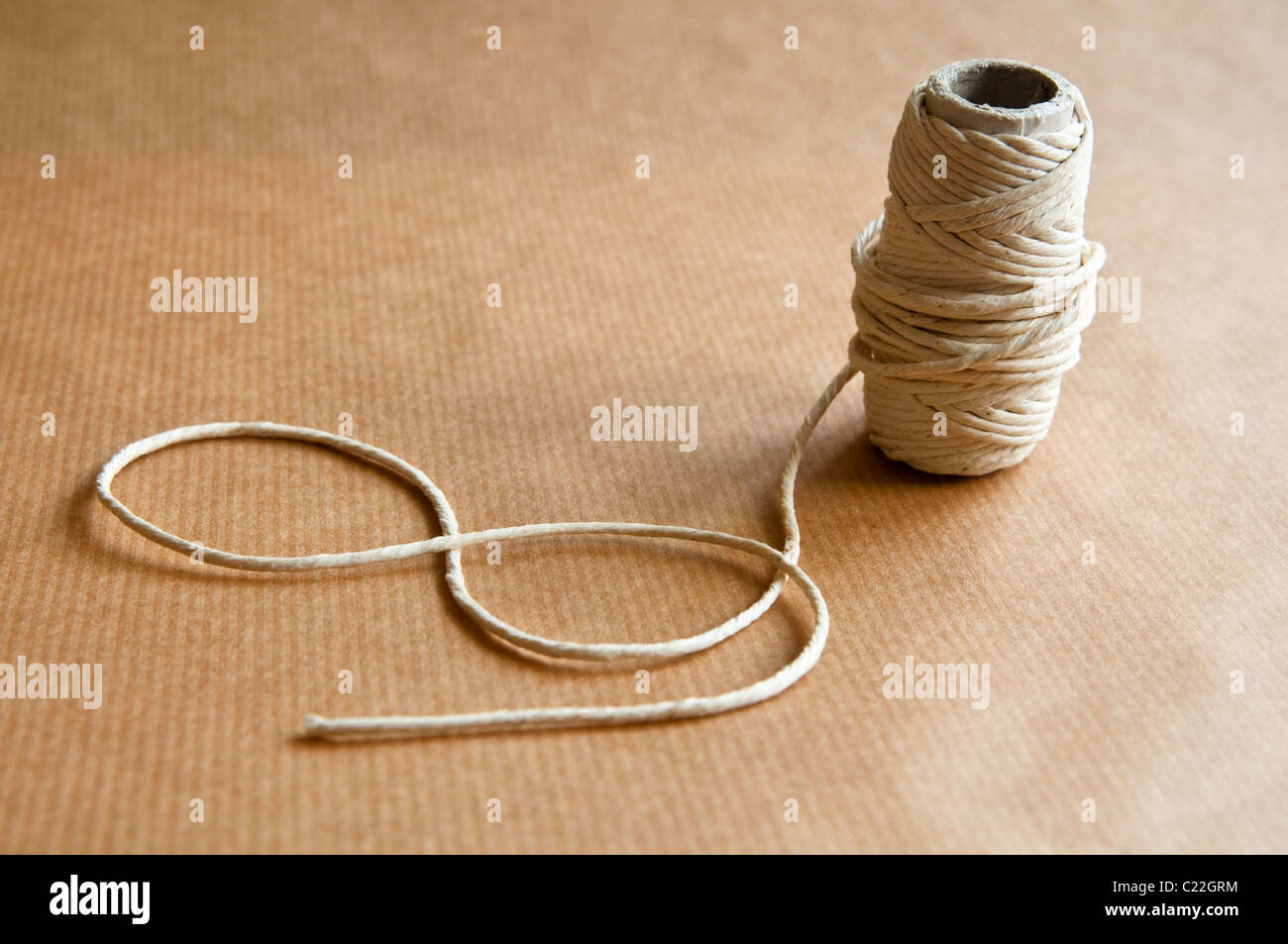 String auf braunem Papier. Stockfoto