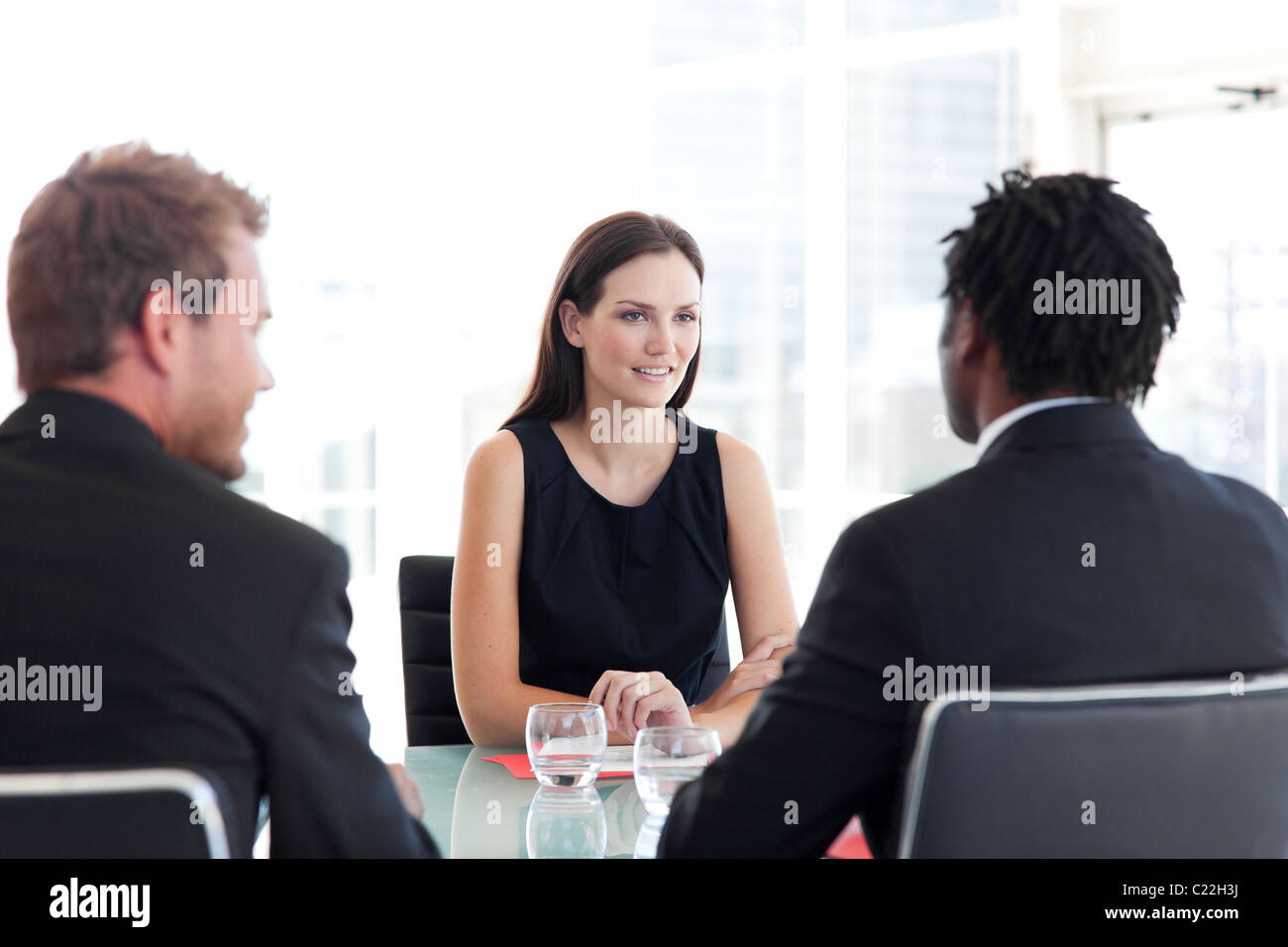 Geschäftskollegen miteinander reden Stockfoto