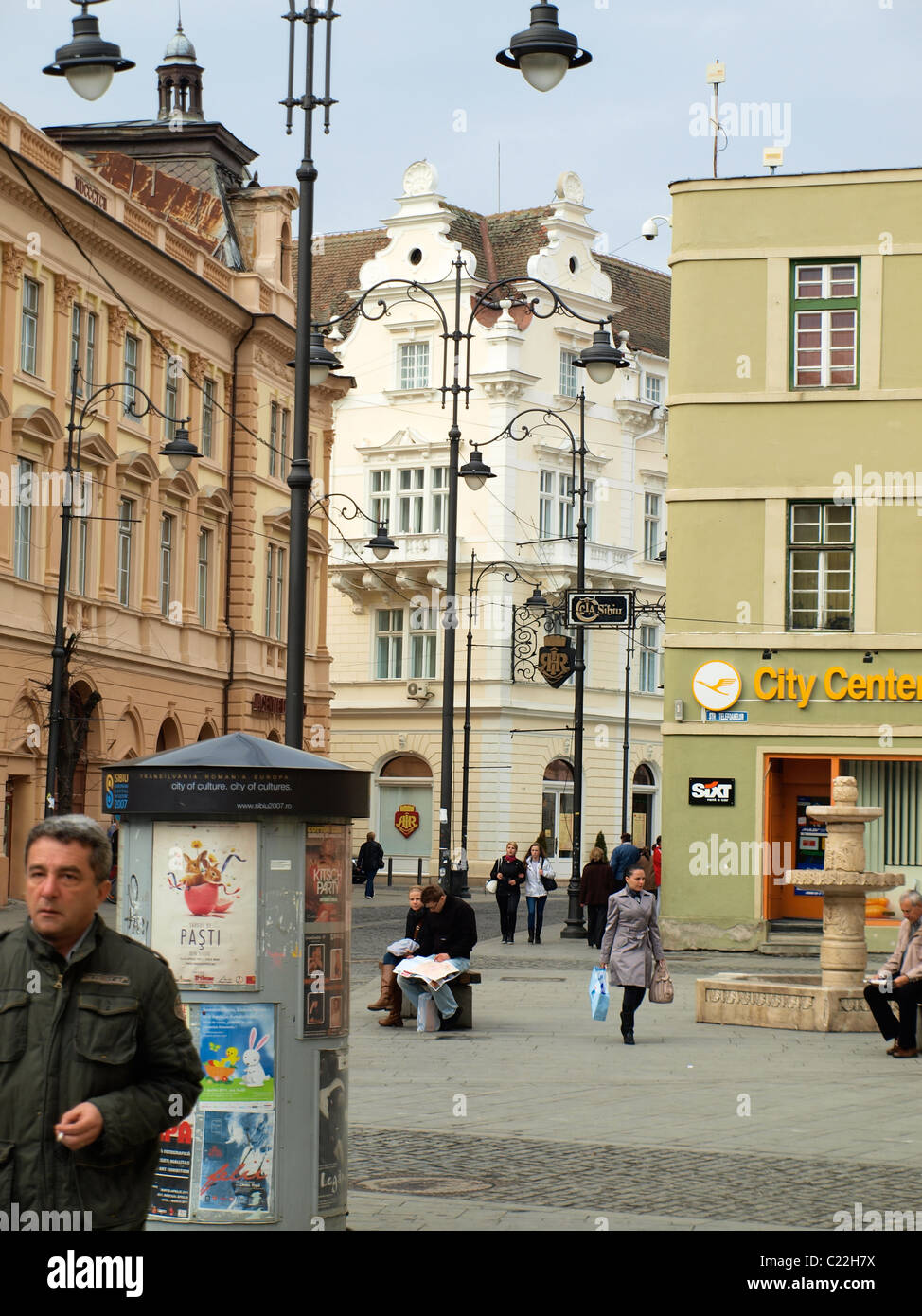 Europäische zentrale Straße mit alten Gebäuden und einige Leute. Stockfoto