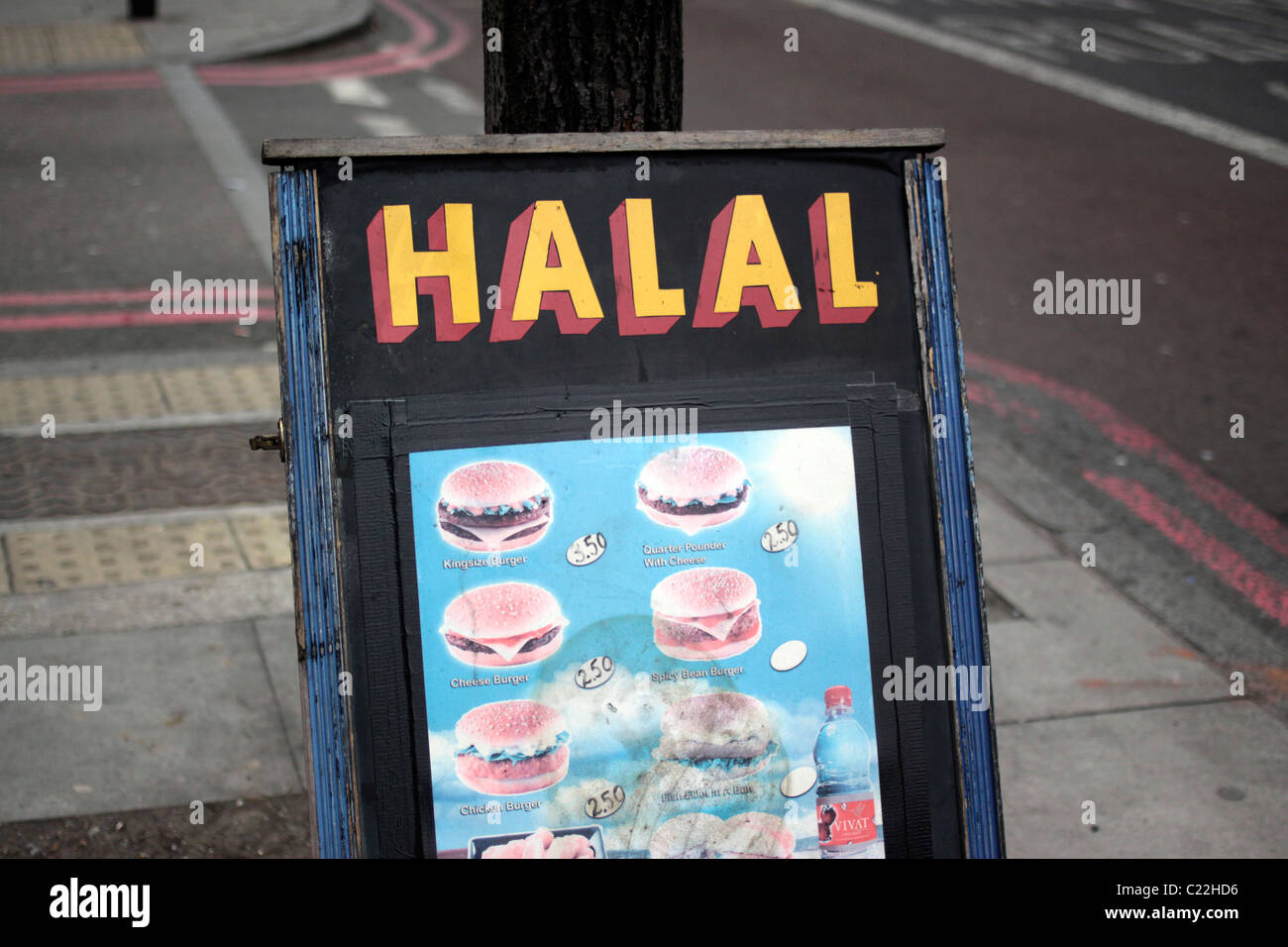 Melden Sie auf der Straße Werbung Halal-Fleisch Stockfoto