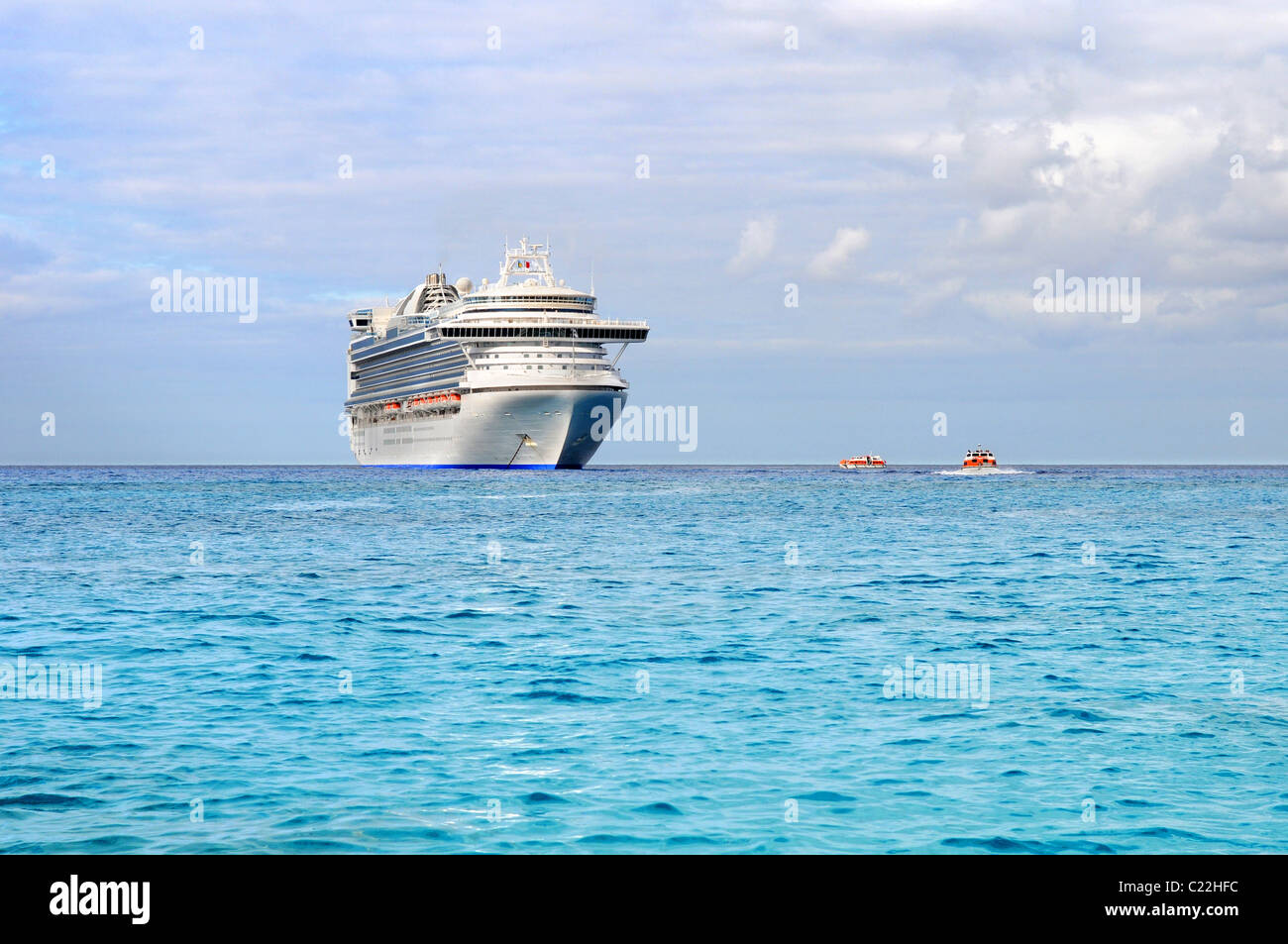 Passagier Kreuzfahrtschiff in der Karibik mit Tenderbooten Stockfoto