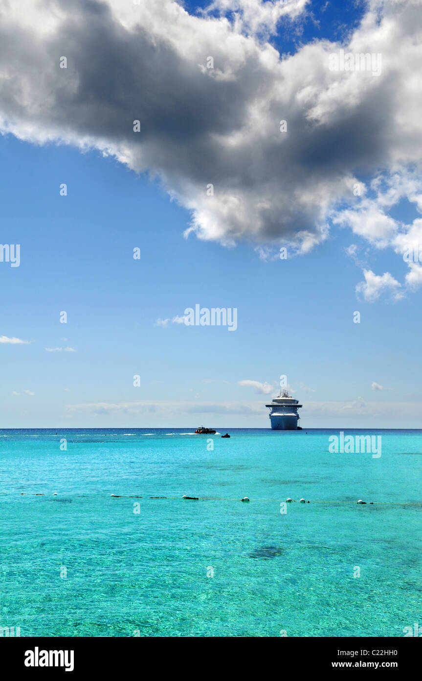 Passagier Kreuzfahrtschiff in tropischen Gewässern verankert Stockfoto