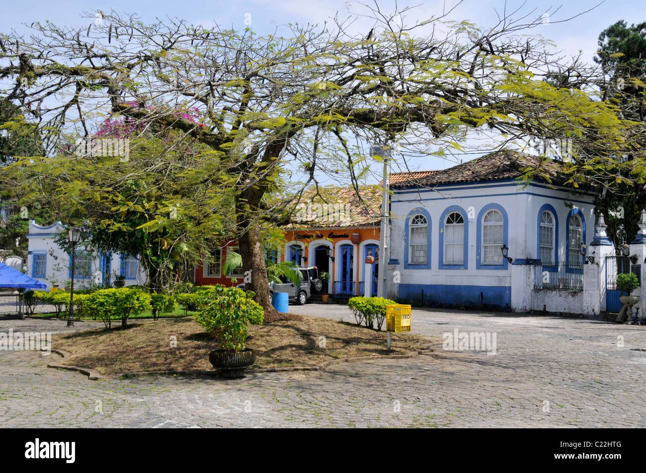 Baum und Häusern im Kolonialstil in der historischen Stadt Morretes, Paraná, Brasilien Stockfoto
