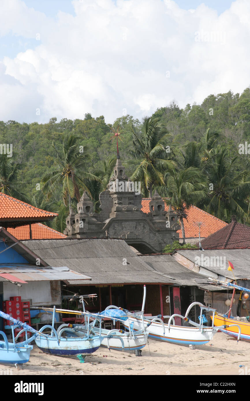 Holzboote und Tempel im Hintergrund in Padangbai, Bali. Stockfoto