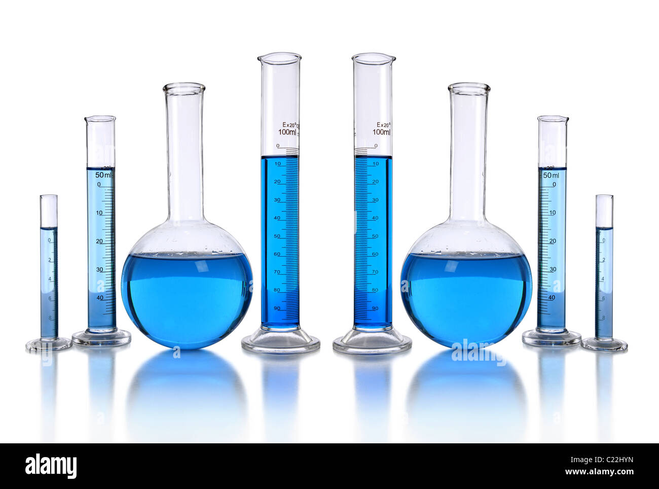 Laborglas mit blauer Flüssigkeit isoliert auf weißem Hintergrund Stockfoto