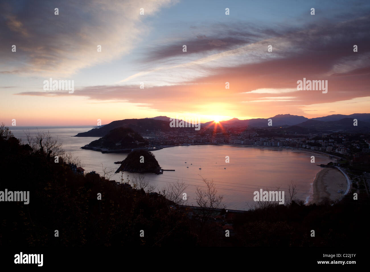 Bucht La Concha und San Sebastián im Morgengrauen, San Sebastián, Spanien. Stockfoto