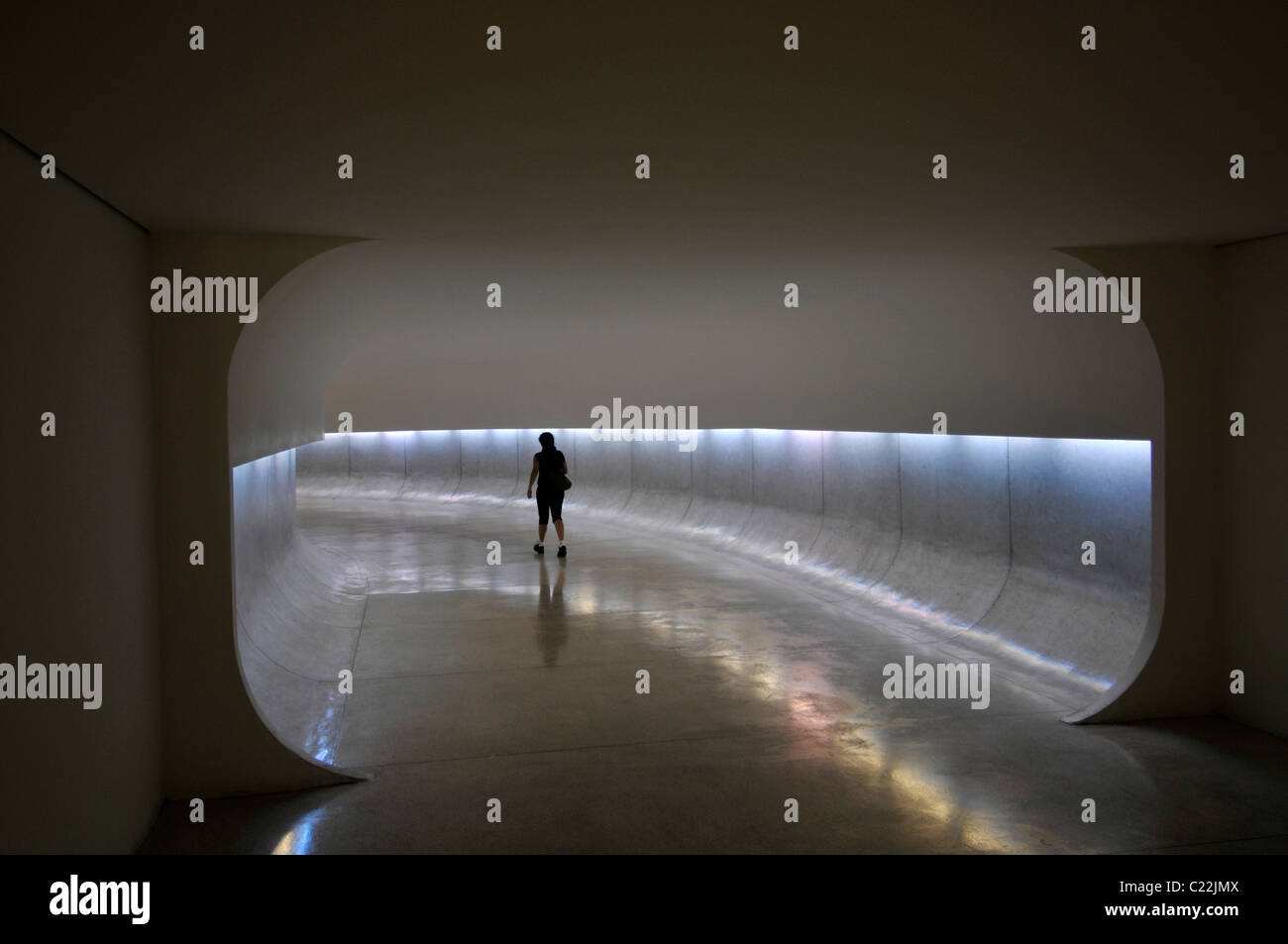 Eine Person geht durch den Tunnel im Inneren Oscar Niemeyer Museum, Curitiba, Paraná, Brasilien Stockfoto