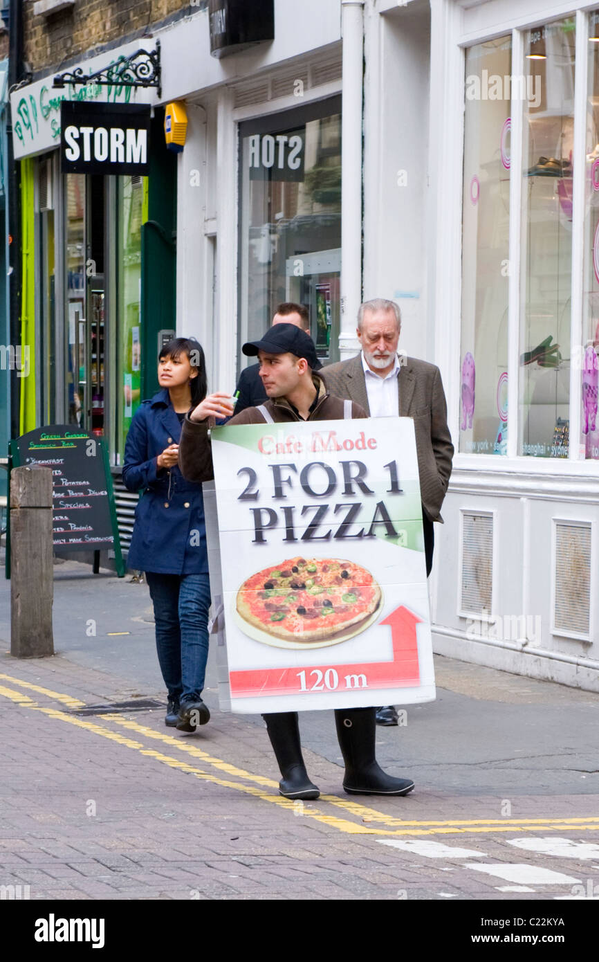 London, Covent Garden, Sandwich board Mann, im Baseball Cap, Cafe, 2für1 Pizza bieten Stockfoto