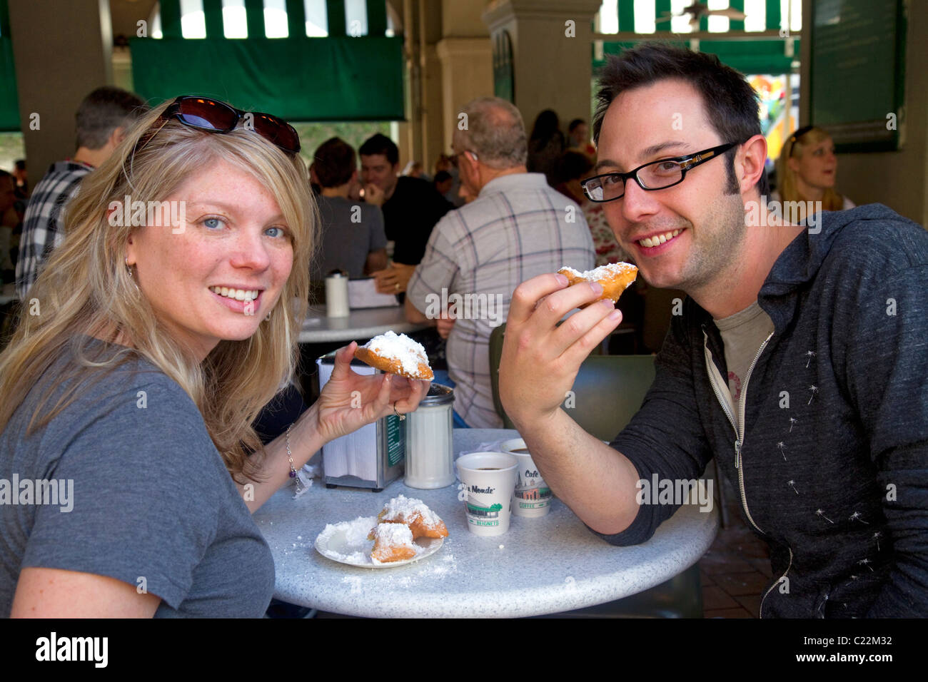 Ein paar Essen Beignets im Cafe Du Monde in der Französisch Quarter von New Orleans, Louisiana, USA. Stockfoto
