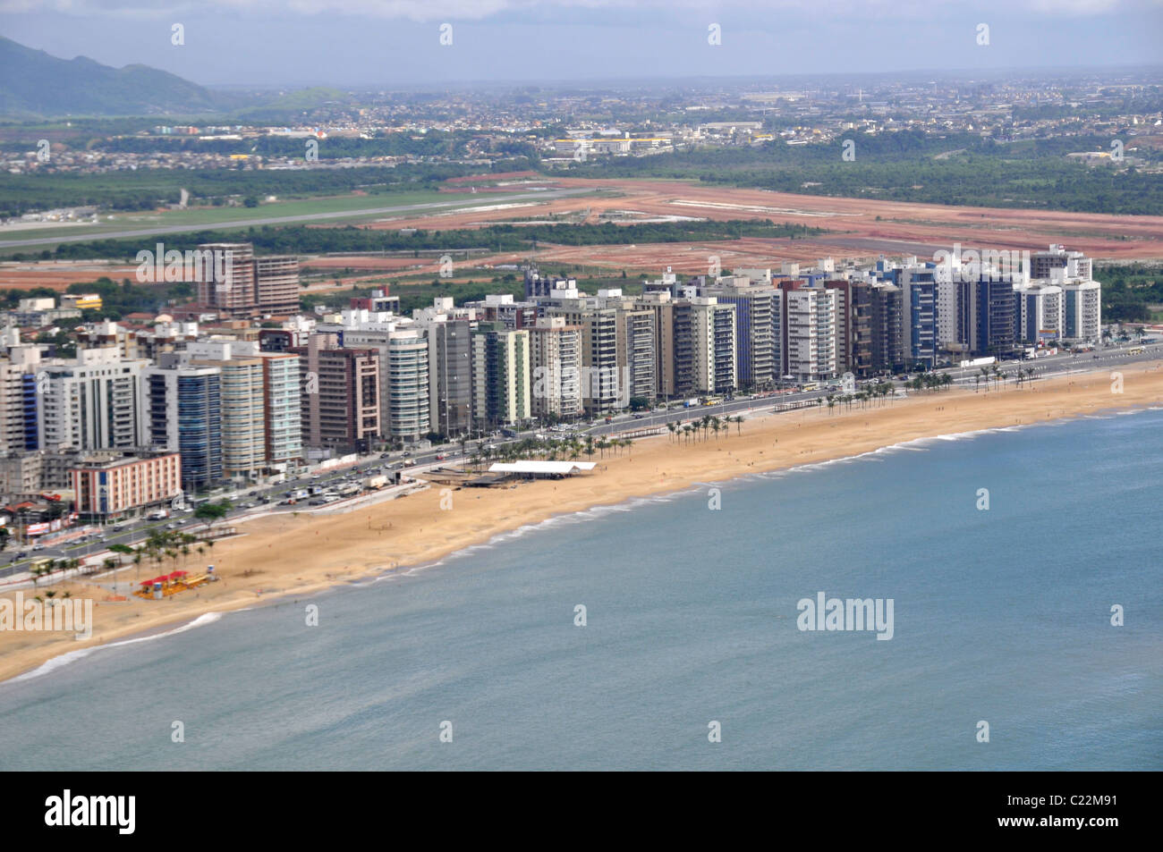 Luftaufnahme von Strand und Uferpromenade Gebäude von Vitoria, Espirito Santo, Brasilien Stockfoto