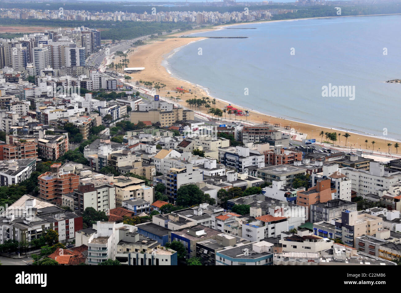Luftaufnahme von Strand und Uferpromenade Gebäude der Camburi Strand, Vitoria, Espirito Santo, Brasilien Stockfoto
