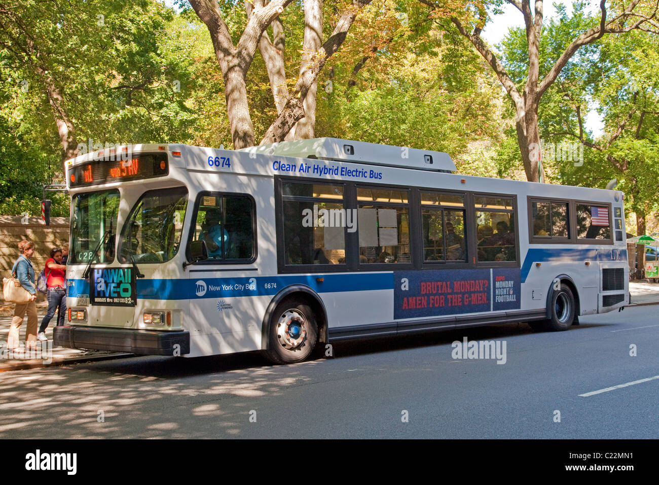 Saubere Luft elektrischen Hybridbus, 5th Avenue, Manhattan, New York, USA Stockfoto