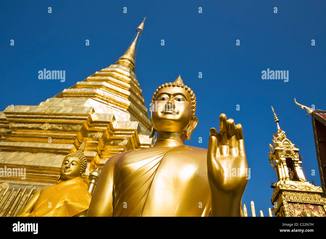 Buddha-Statue und Chedi im Wat Phra, die Doi Suthep Stockfoto