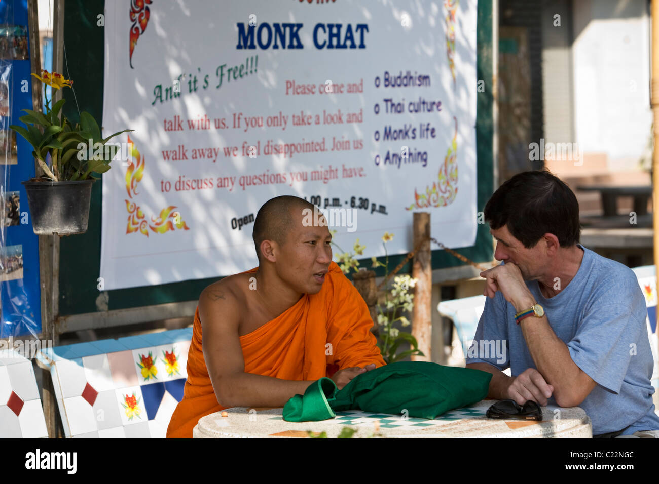 "Mönch chat" im Wat Chedi Luang - wo Touristen mit ansässigen Mönchen reden können. Chiang Mai, Chiang Mai, Thailand Stockfoto