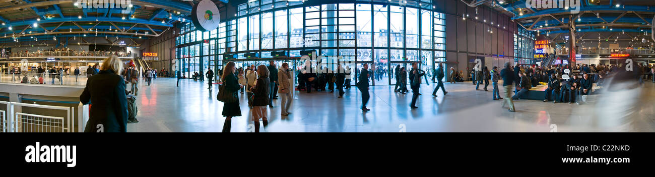 Paris, Frankreich - Panoramablick auf das Gebäude, den Flur des George Pompidou Museums, Beaubourg, das Zentrum für Moderne Kunst, den Saal und das Zentrum von pompidou Stockfoto