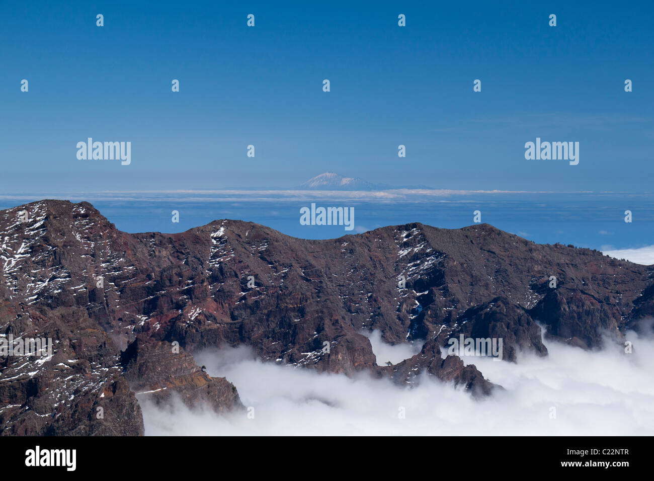 Teide ist sichtbar aus dem Roque de Los Muchachos hinter den Mauern der Caldera de Taburiente (La Palma, Kanarische Inseln, Spanien) Stockfoto