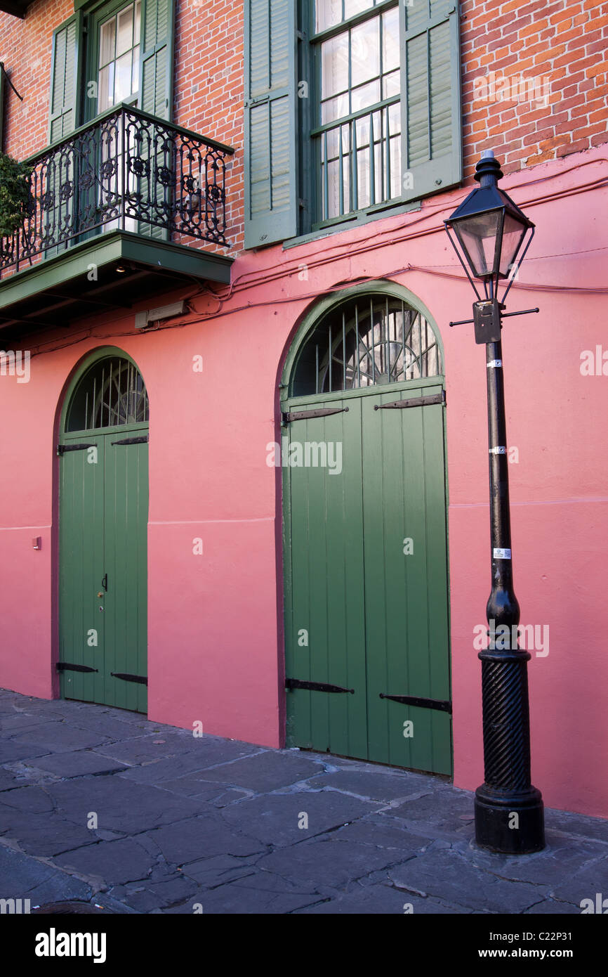Berühmten Laterne auf Piraten-Gasse durch das Cabildo im French Quarter von New Orleans Stockfoto