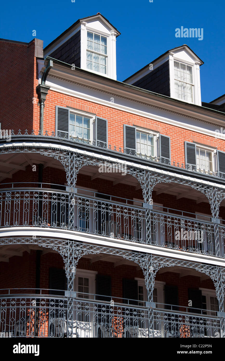 Kunstvolle schmiedeeiserne Balkongeländer des Royal Sonesta Hotel im French Quarter von New Orleans Stockfoto