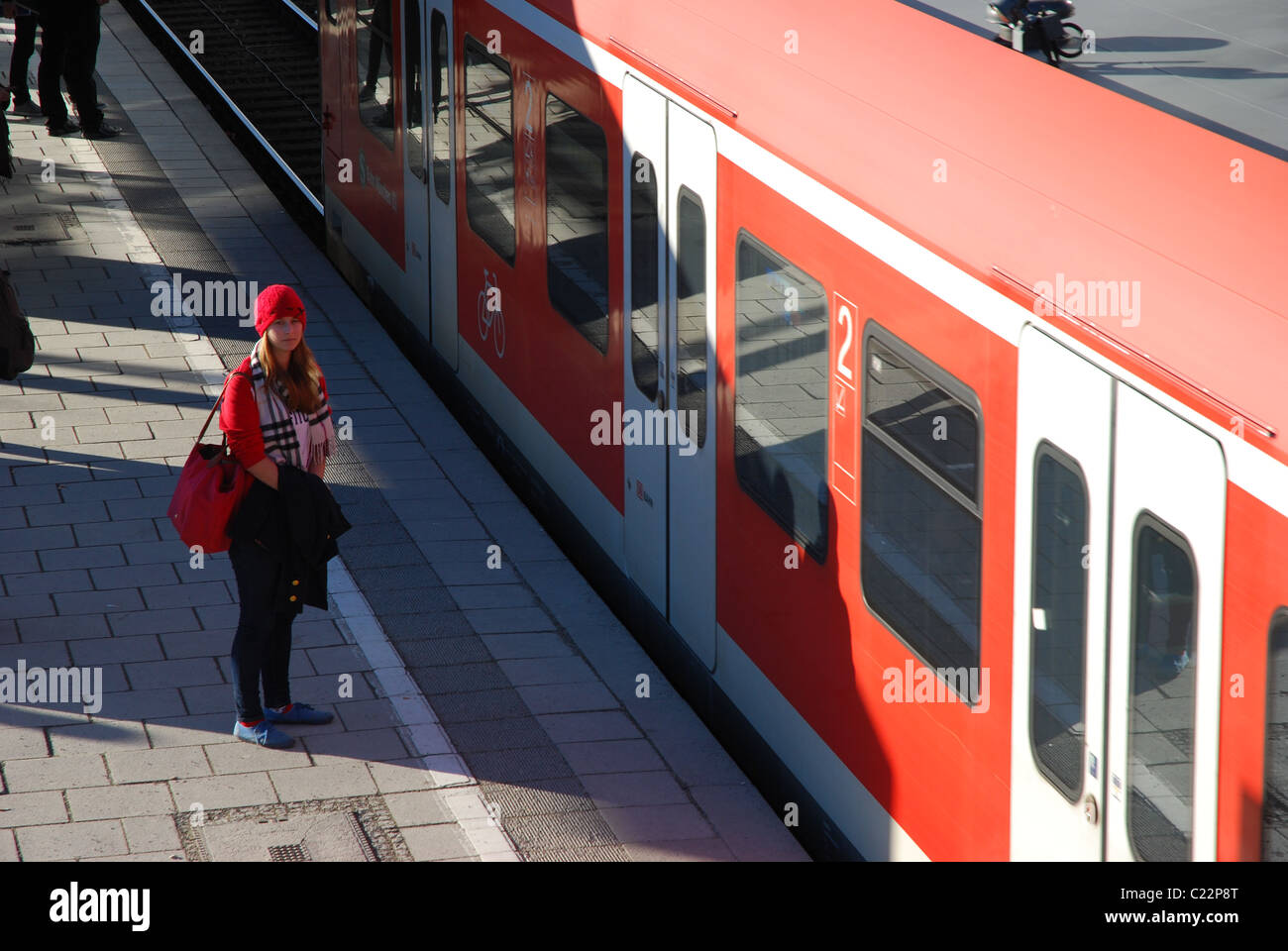 Mädchen vor fährt S-Bahn Station in München Stockfoto