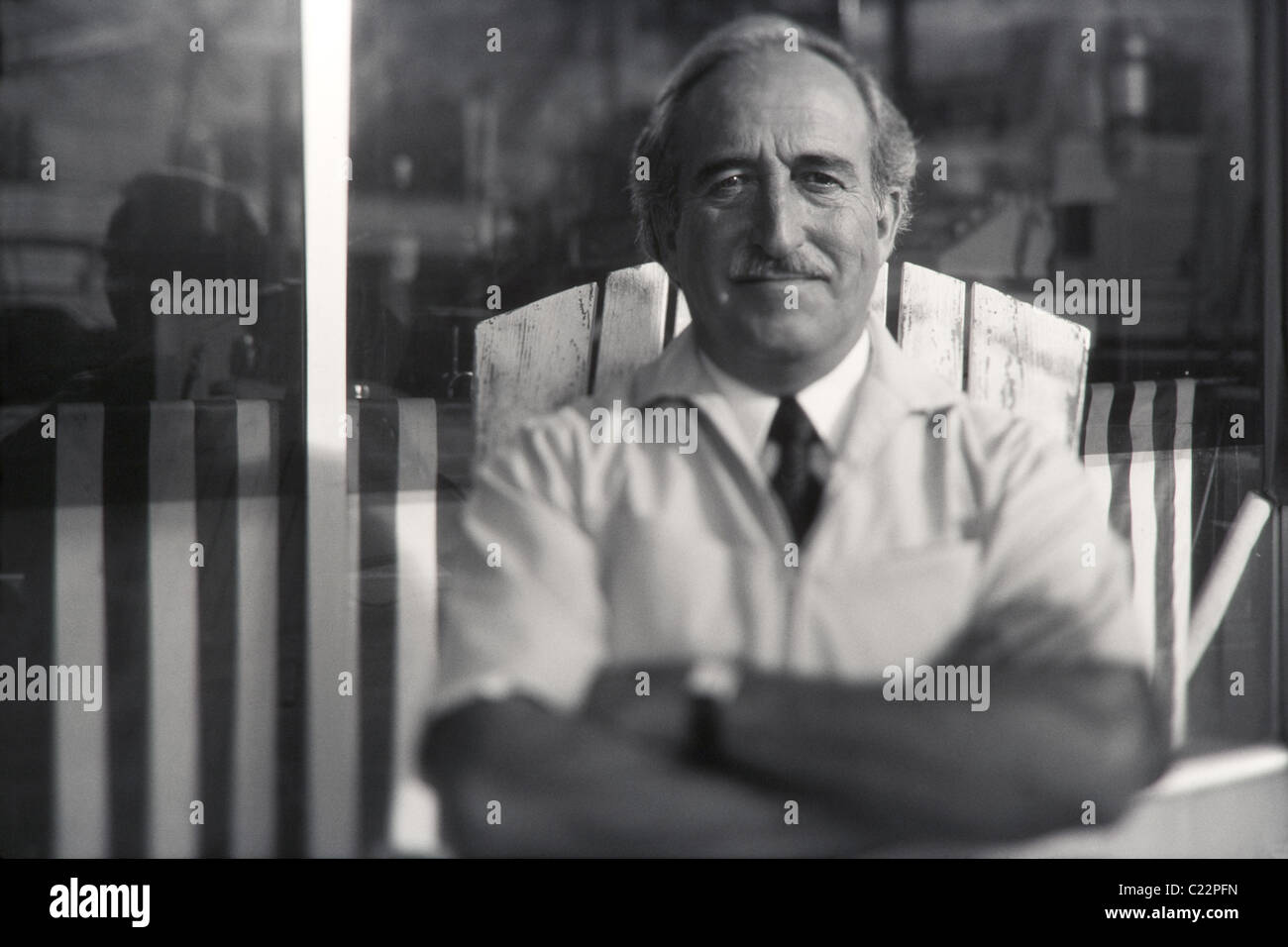 Lateinischen Barbier außerhalb Friseurladen, B + W Bild Stockfoto