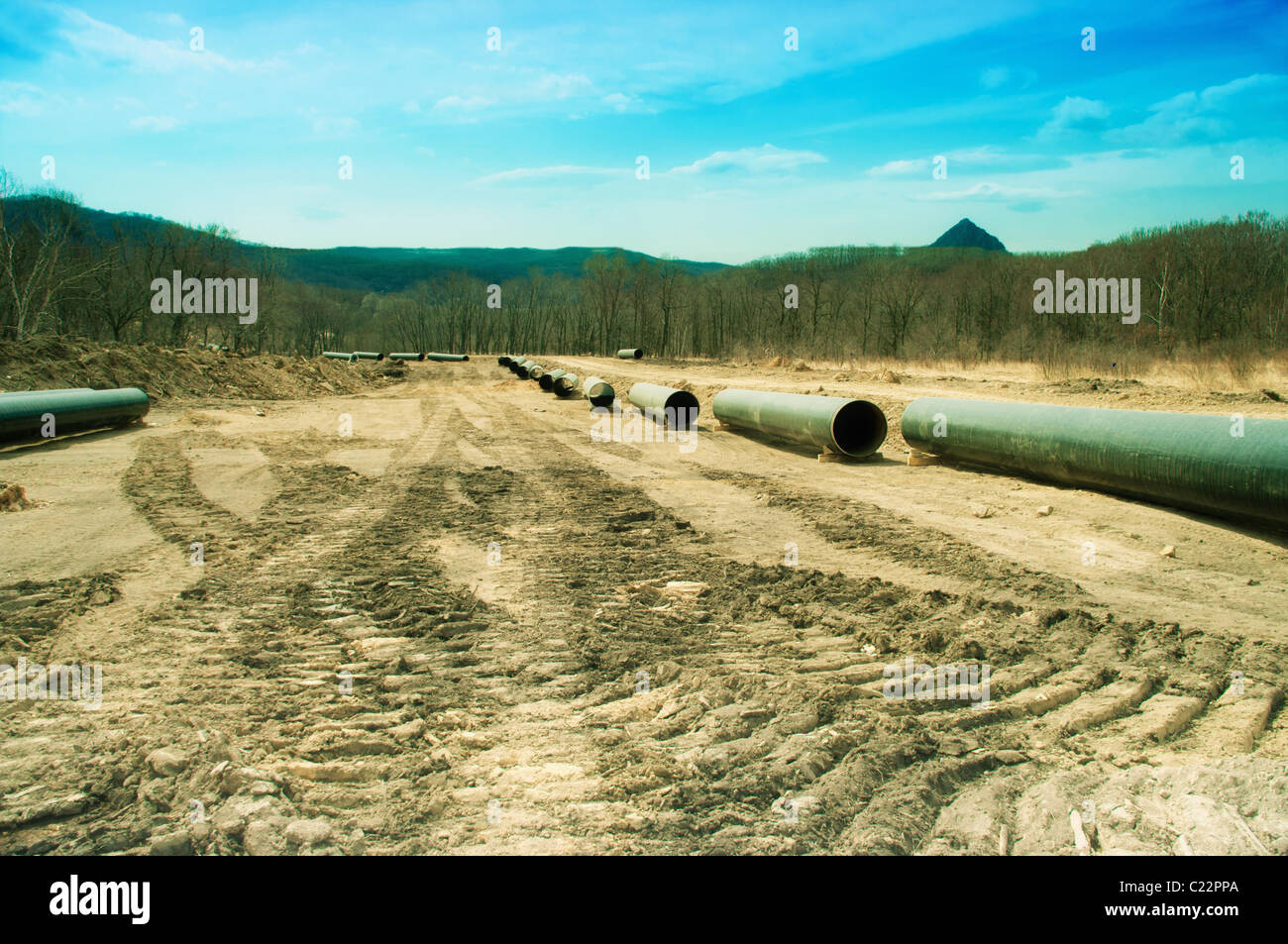 Öl-Pipeline Dichtung durch Wald in Russland Nachodka Stockfoto