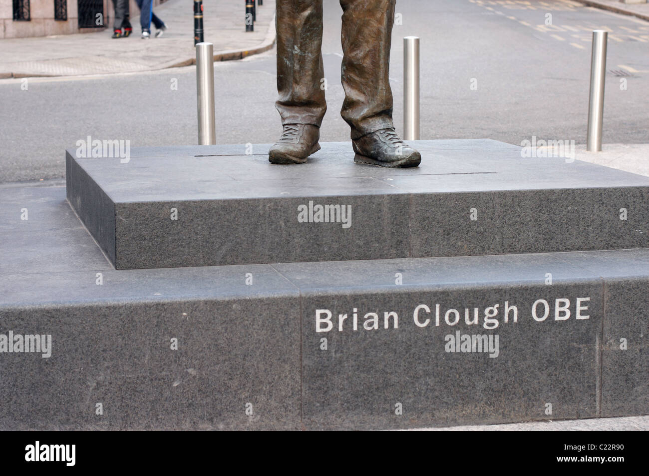 Die Bronzestatue von Brian Clough OBE in Nottingham Stadtzentrum entfernt. Stockfoto