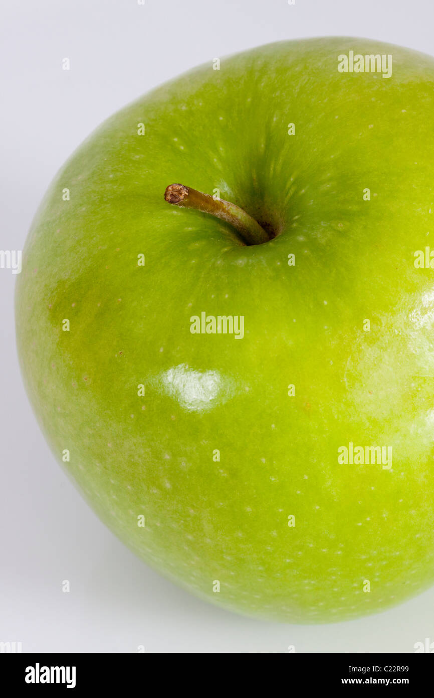 Einzelne grüner Apfel Stockfoto