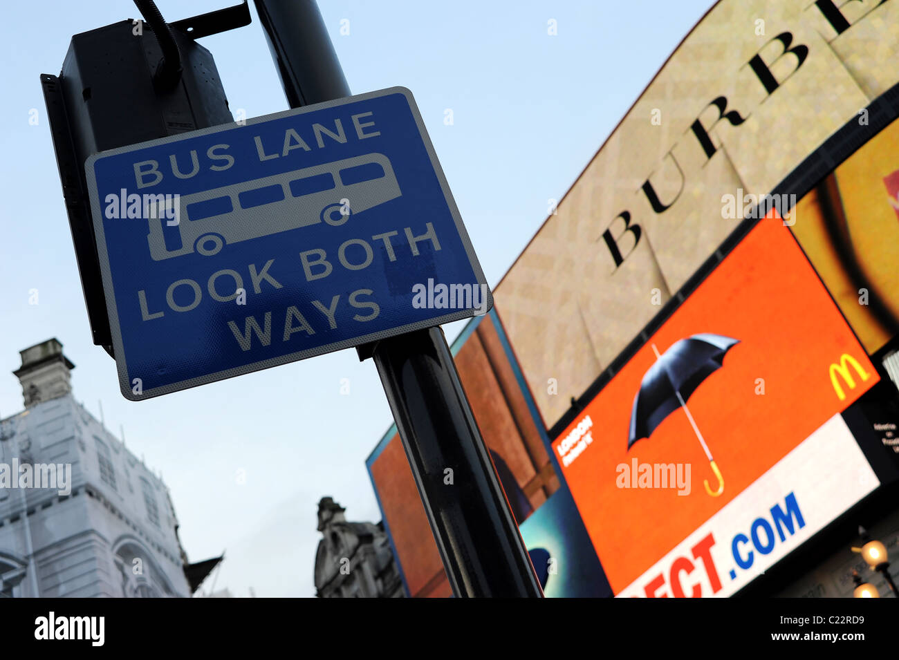 Bus Lane Zeichen, Piccadilly Circus, London Stockfoto