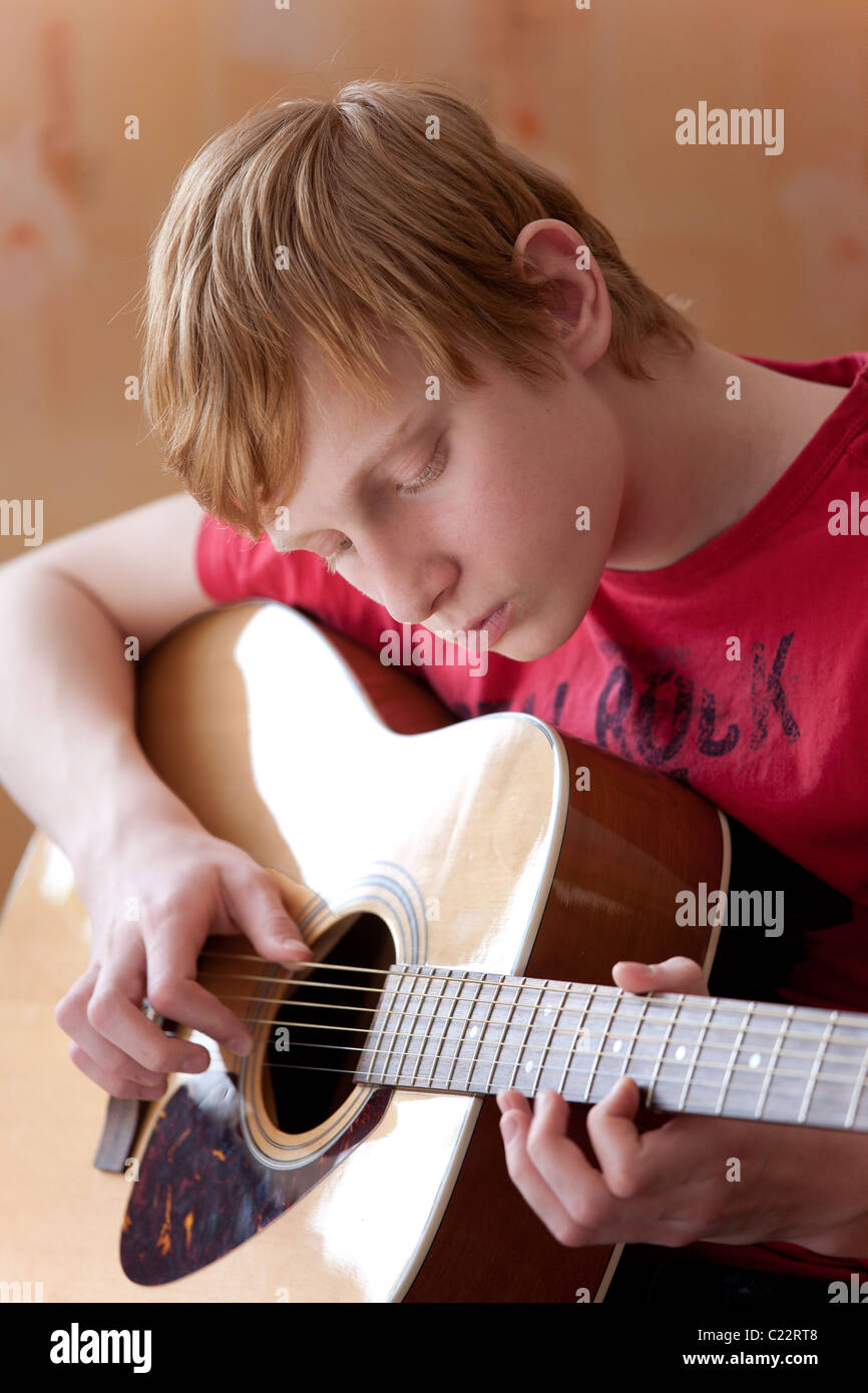 Kaukasische junge Teenager Redhair akustische Gitarre zu spielen Stockfoto