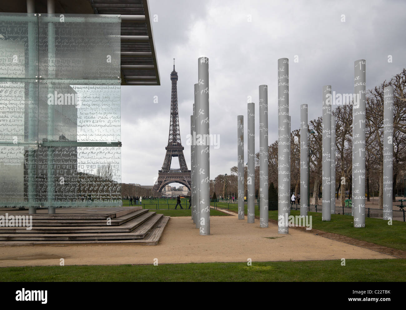 Friedensdenkmal auf dem Eiffelturm; Paris, Frankreich, Europa. Charles Lupica Stockfoto