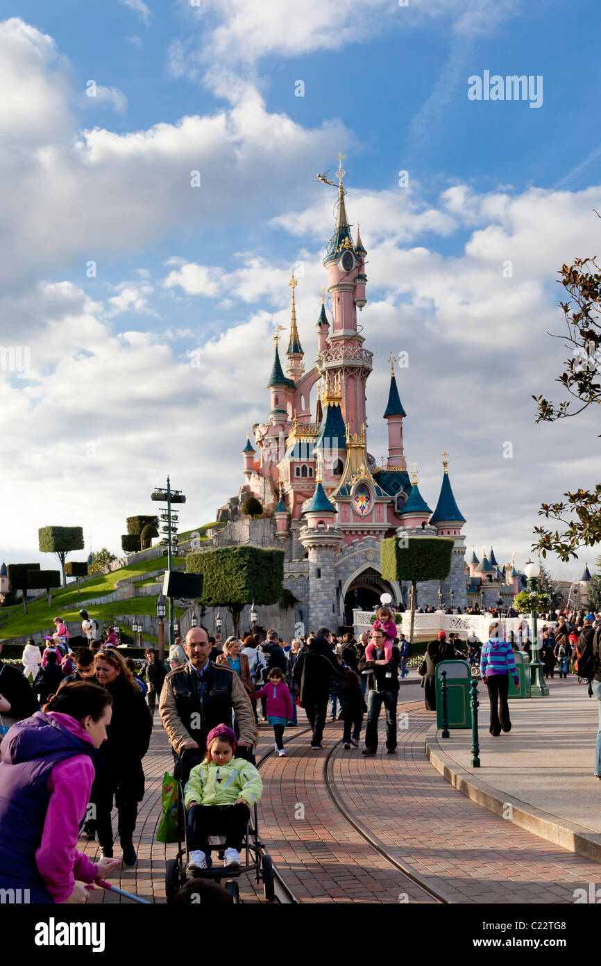 Massen von Menschen in der Nähe von Cinderellas Schloss an Euro Disneyland Paris, Frankreich. Charles Lupica Stockfoto