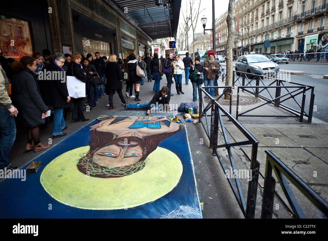 Streetart-Künstler zeichnen eine religiöse Szene auf dem Bürgersteig; Paris, Frankreich, Europa. Charles Lupica Stockfoto