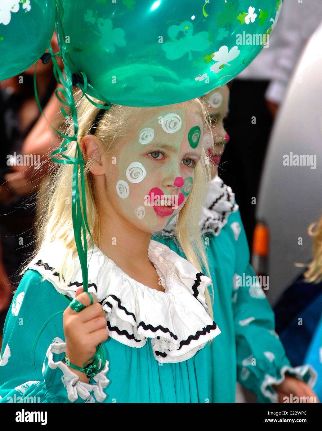 Mädchen mit grünen Ballons, St. Patricks Day Parade, Auckland New Zealand Stockfoto