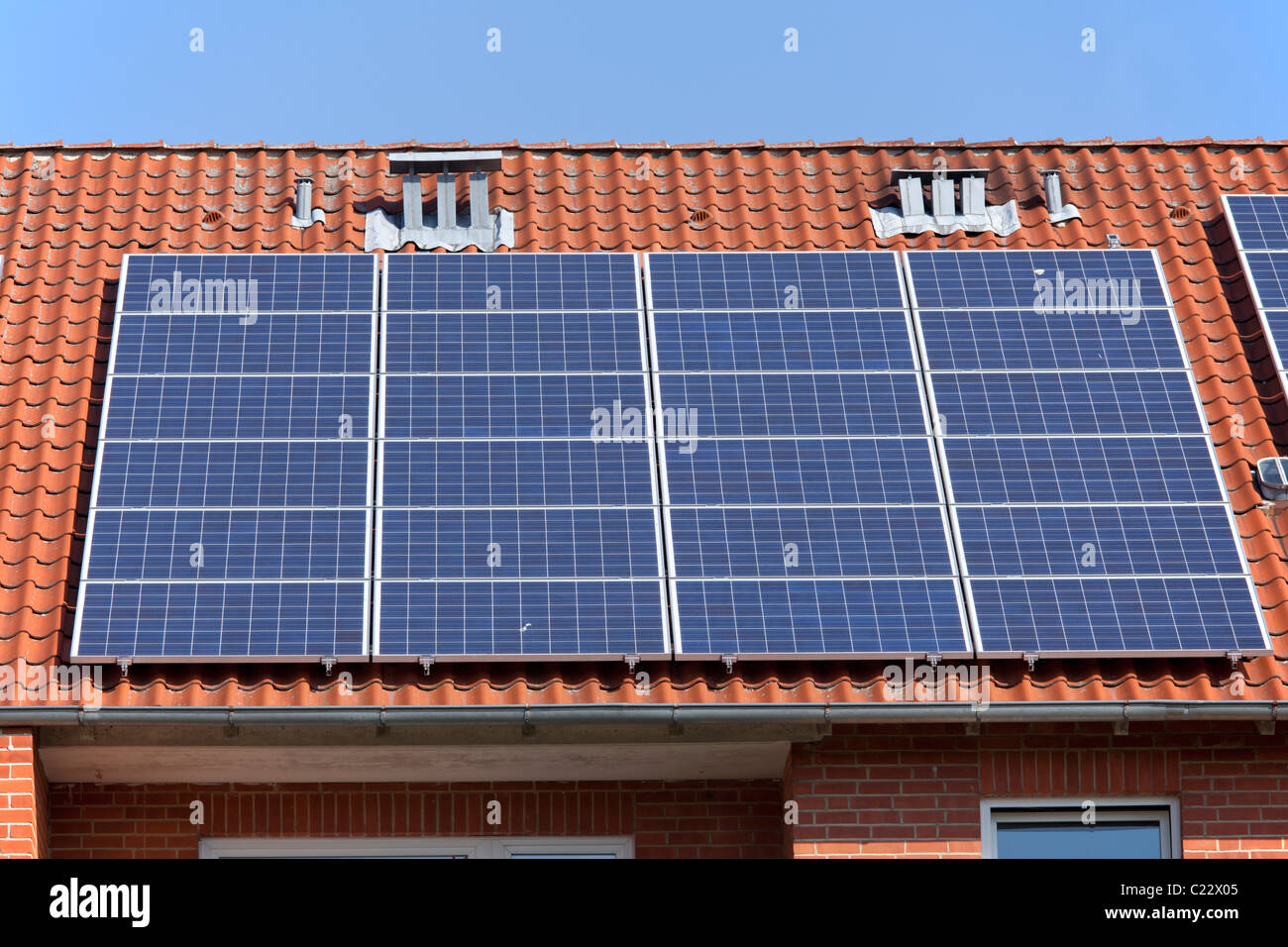 Photovoltaik auf einem Hausdach, Niedersachsen, Deutschland Stockfoto