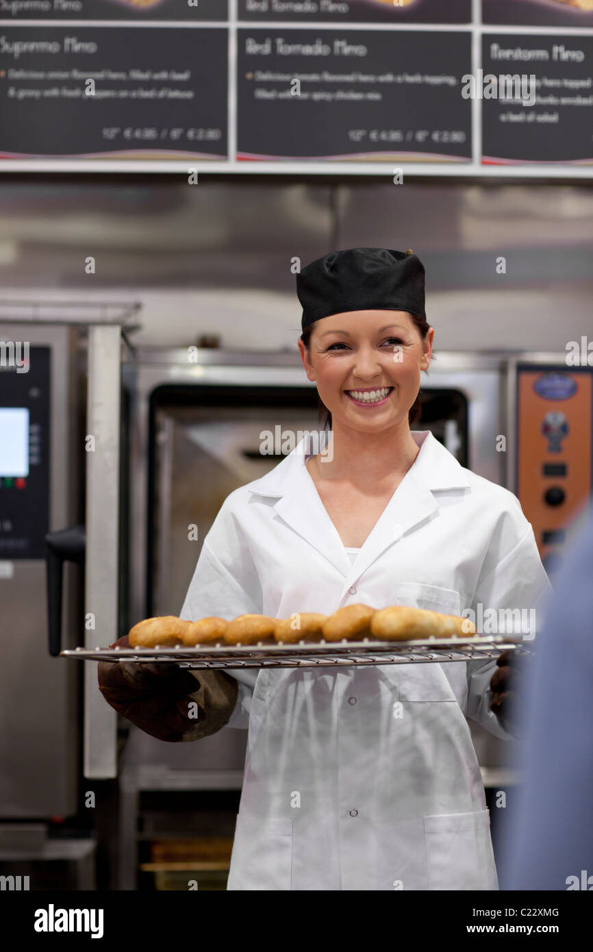 Fröhliche junge Bäcker mit Baguette Stockfoto