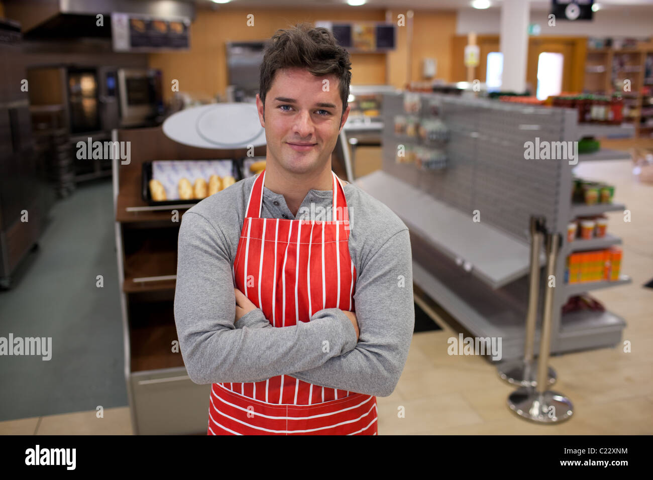 Durchsetzungsfähige Koch lächelnd in die Kamera Stockfoto