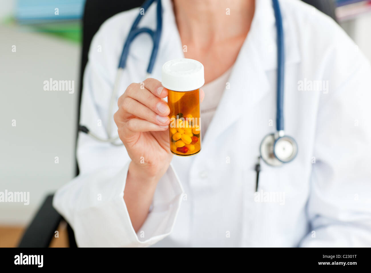 Nahaufnahme von einer Ärztin, die Pillen in die Kamera halten Stockfoto