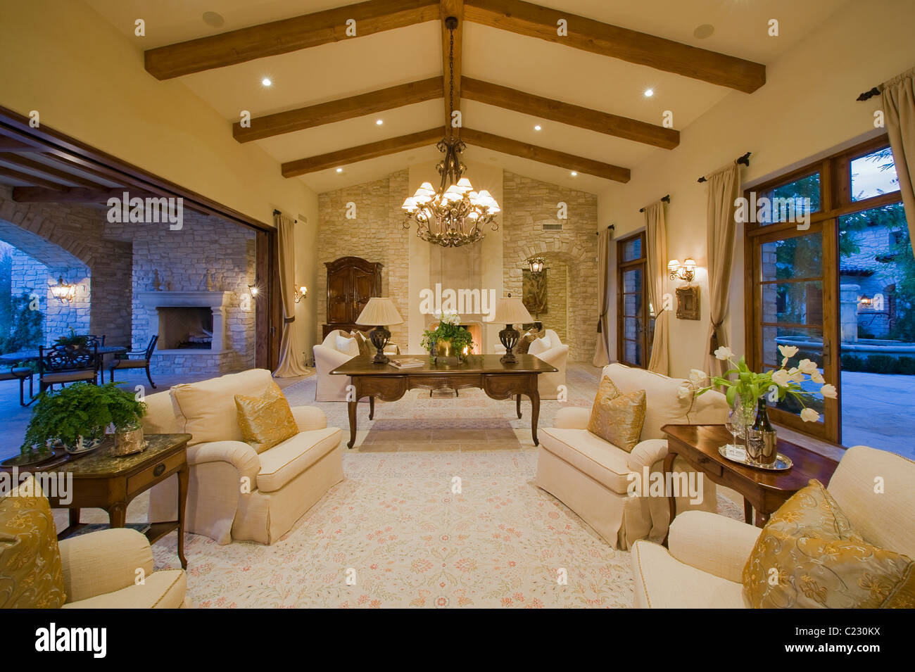 Innenraum mit Blick auf Möbel und äußere des Hauses entweder Seite Leben Stockfoto