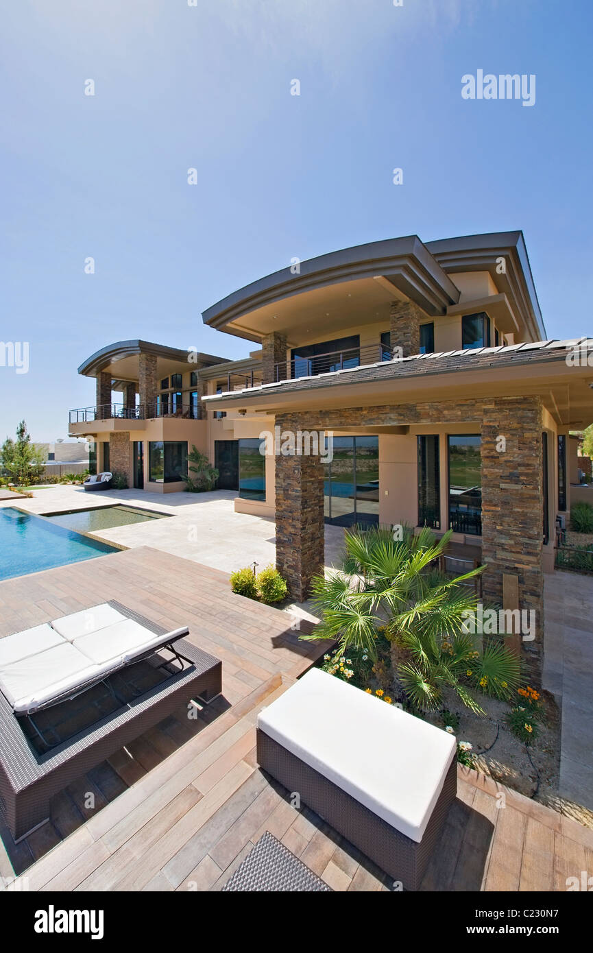 Eine Haus-Fassade mit Belag: lounge-Betten und ein Schwimmbad Stockfoto