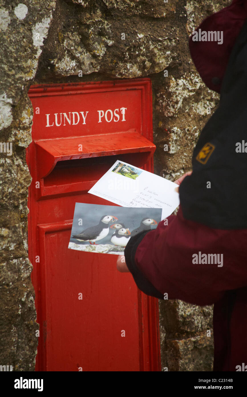 Buchung Postkarten an der Lundy Post Box auf Lundy Island, Devon, England UK im März Stockfoto