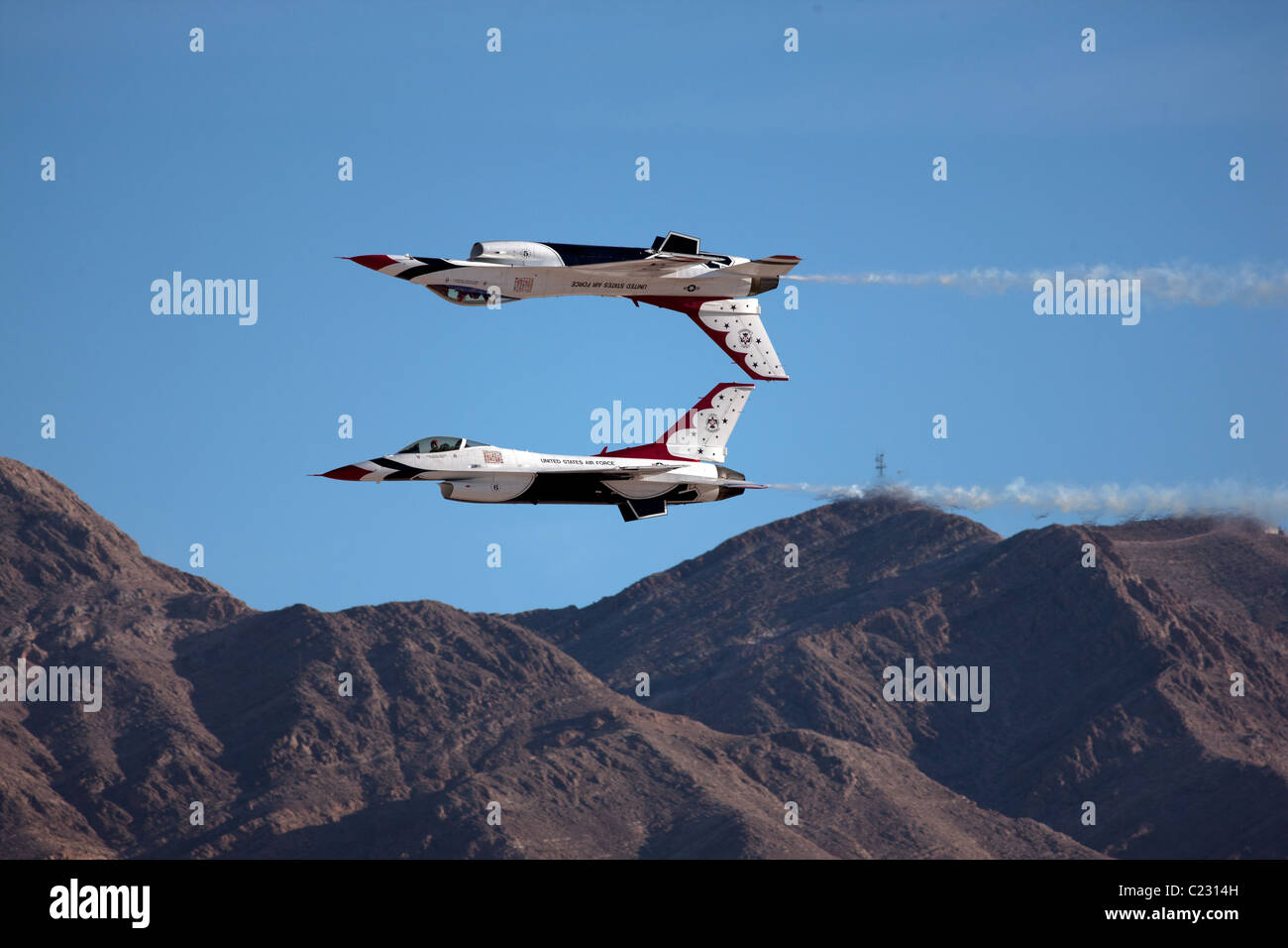 Zwei F16 Thunderbirds, die Kunstflug (ein Spiegel) auf der Nellis Air Show 2006 in North Las Vegas, Clark County, Nevada, USA, machen. Stockfoto