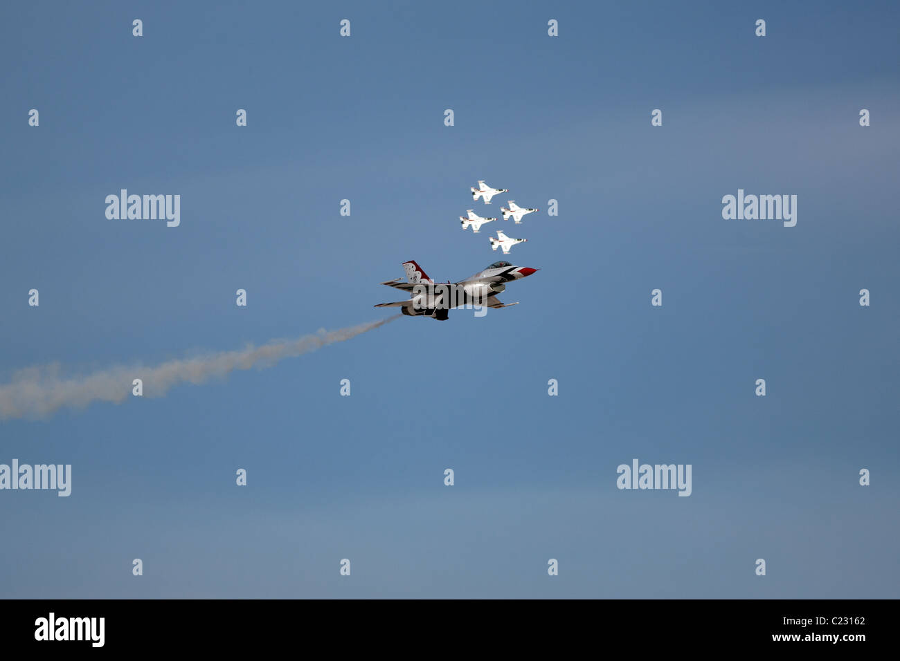 F16 und eine Staffel von vier F16 in der Ferne bei der Nellis Air Show 2010. Nellis Air Force Base in North Las Vegas, Clark County, Nevada, USA. Stockfoto
