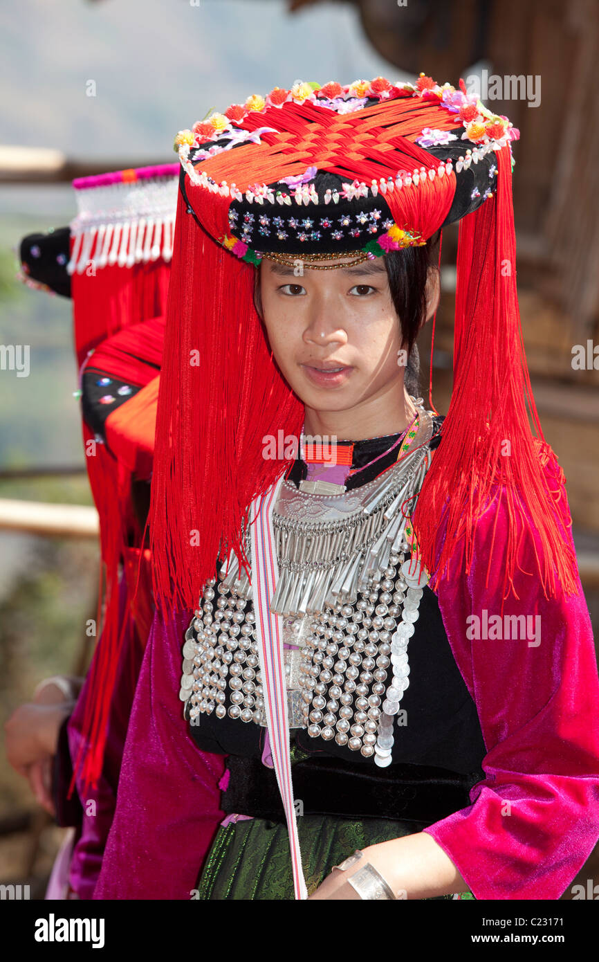 Lisu Hügel Stämme Mädchen tanzen für Silvester Feier, Ban Ko Heu, Mae Salong, Chiang Rai, Thailand Stockfoto