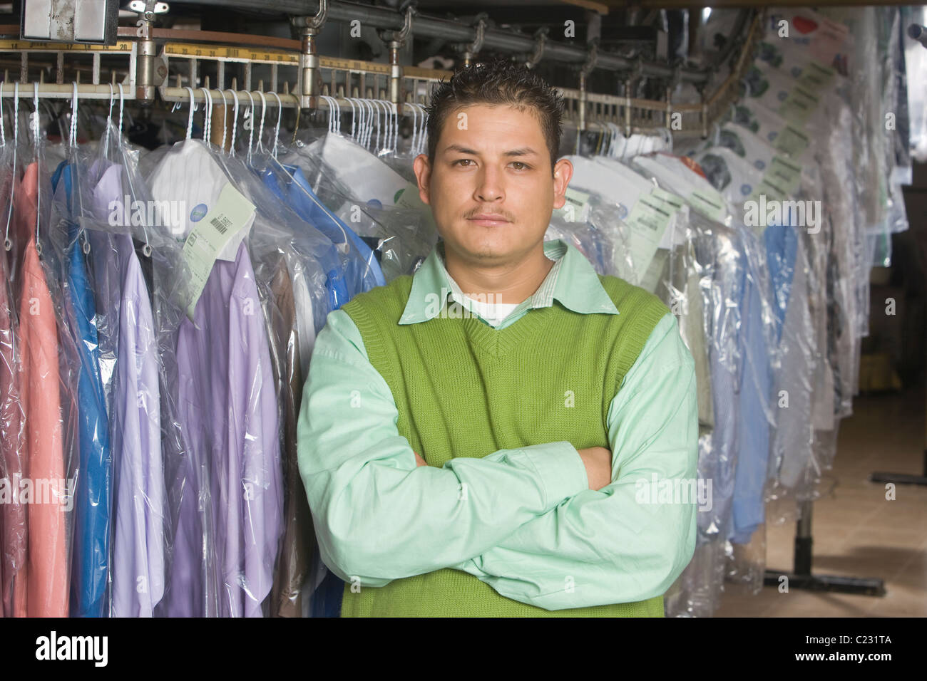 Mann arbeitet in der Laundrette:standing vor der Kleiderstange Stockfoto