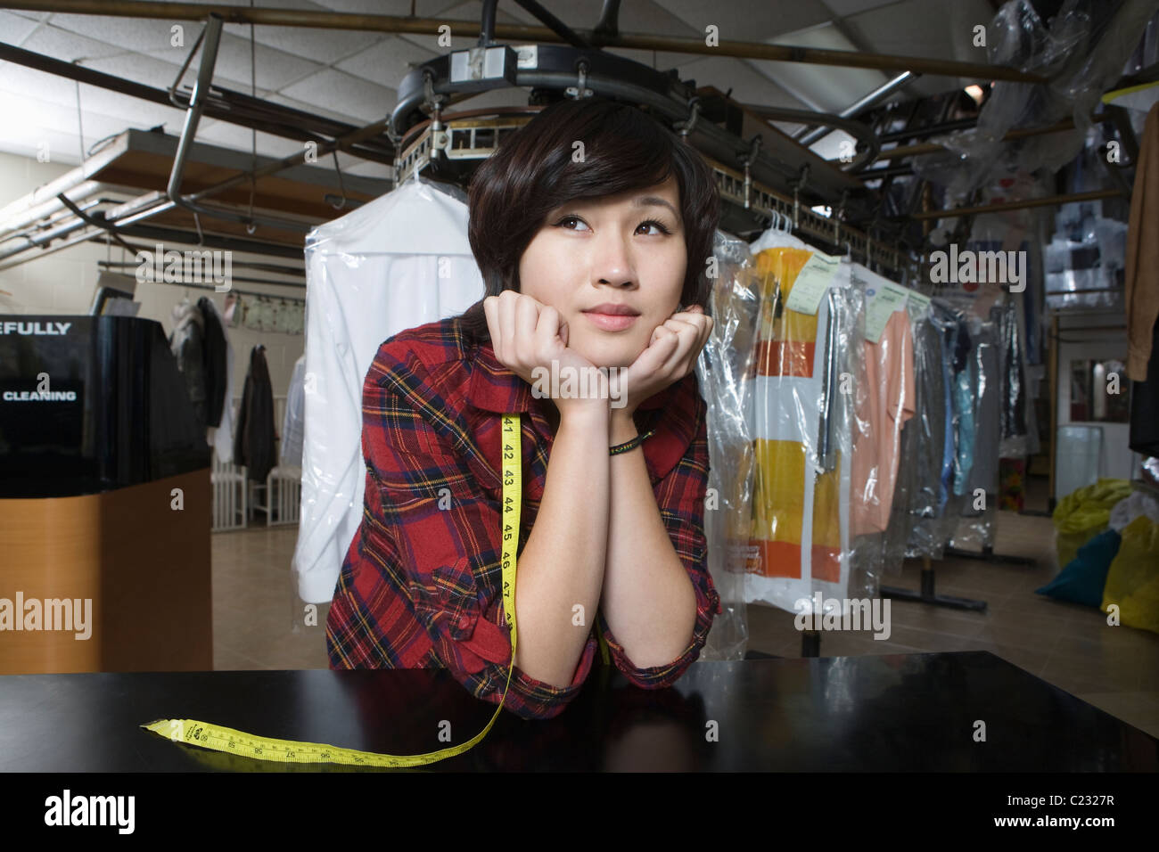 Frau arbeitet in der Waschsalon Stockfoto