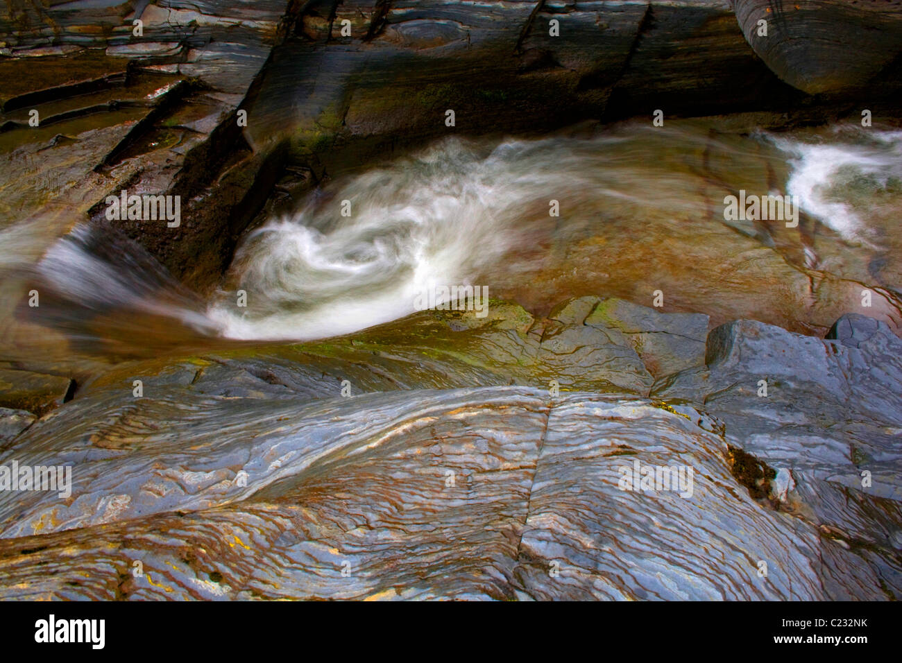 Wirbel-Muster in Bach und Fluss Fels erodiert Stockfoto
